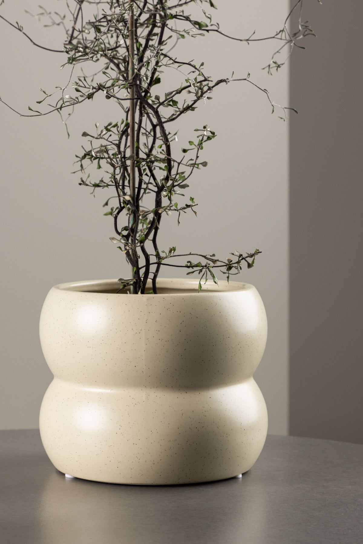 Dapne Vase von Venture Home aus Steinzeug in Schwarz-Weiss, rundliche Form mit einem Durchmesser von 16 cm und einer Höhe von 13 cm.