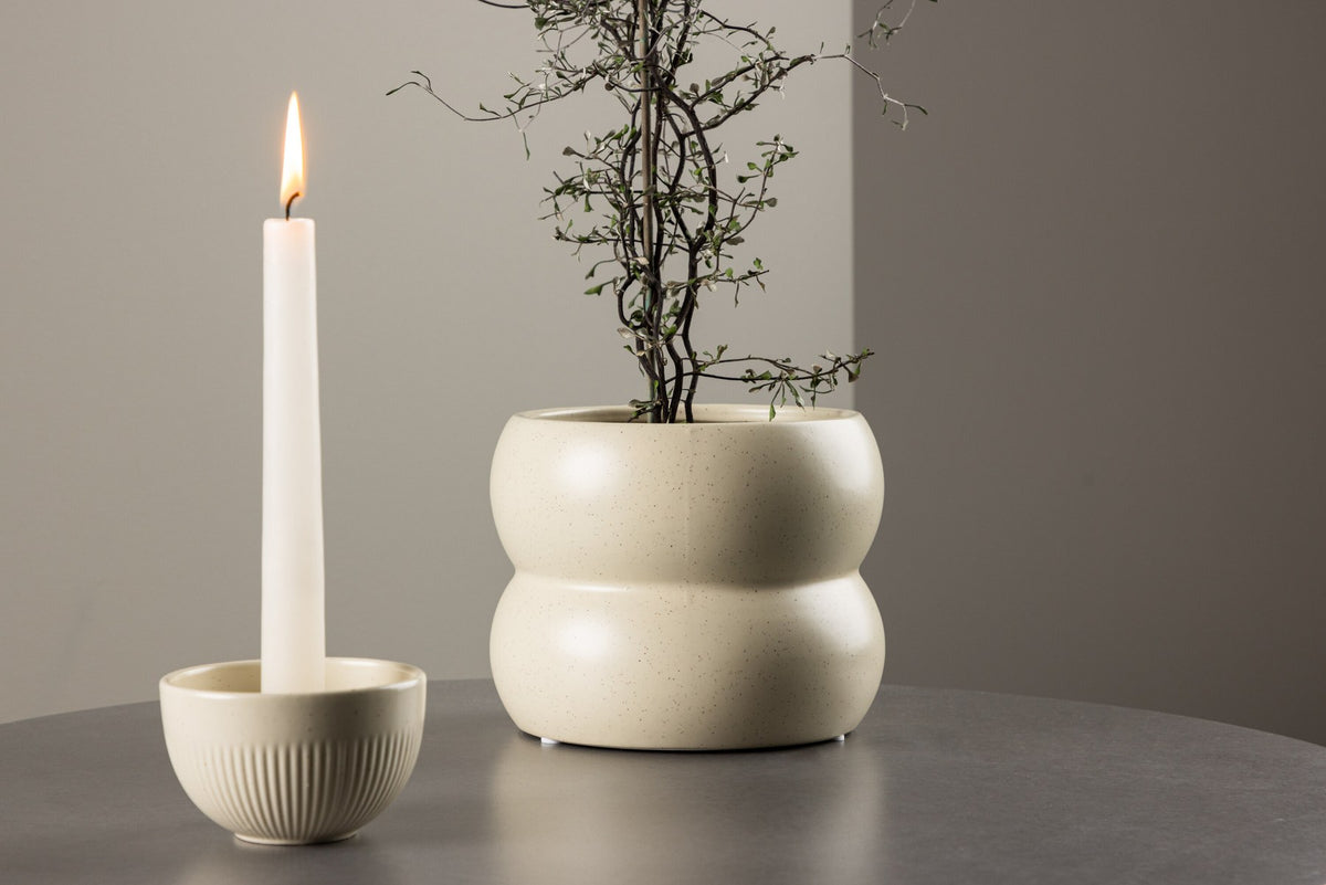 Dapne Vase von Venture Home aus Steinzeug in Schwarz-Weiss, rundliche Form mit einem Durchmesser von 16 cm und einer Höhe von 13 cm.