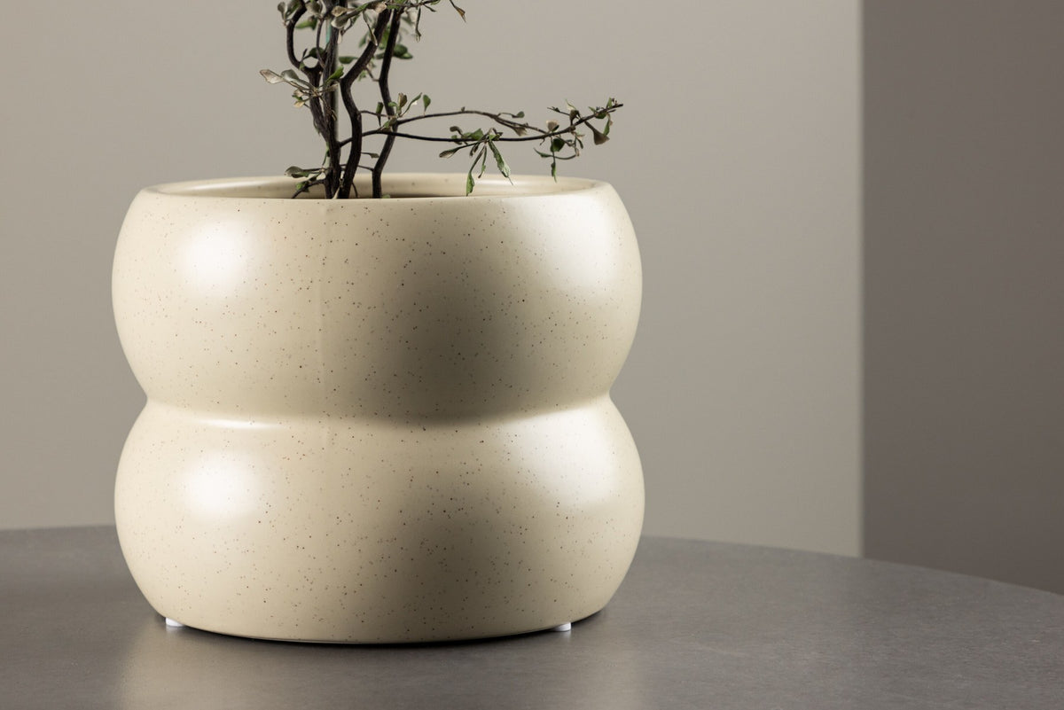 Dapne Vase von Venture Home aus Steinzeug in Schwarz-Weiss, rundliche Form mit einem Durchmesser von 16 cm und einer Höhe von 13 cm.