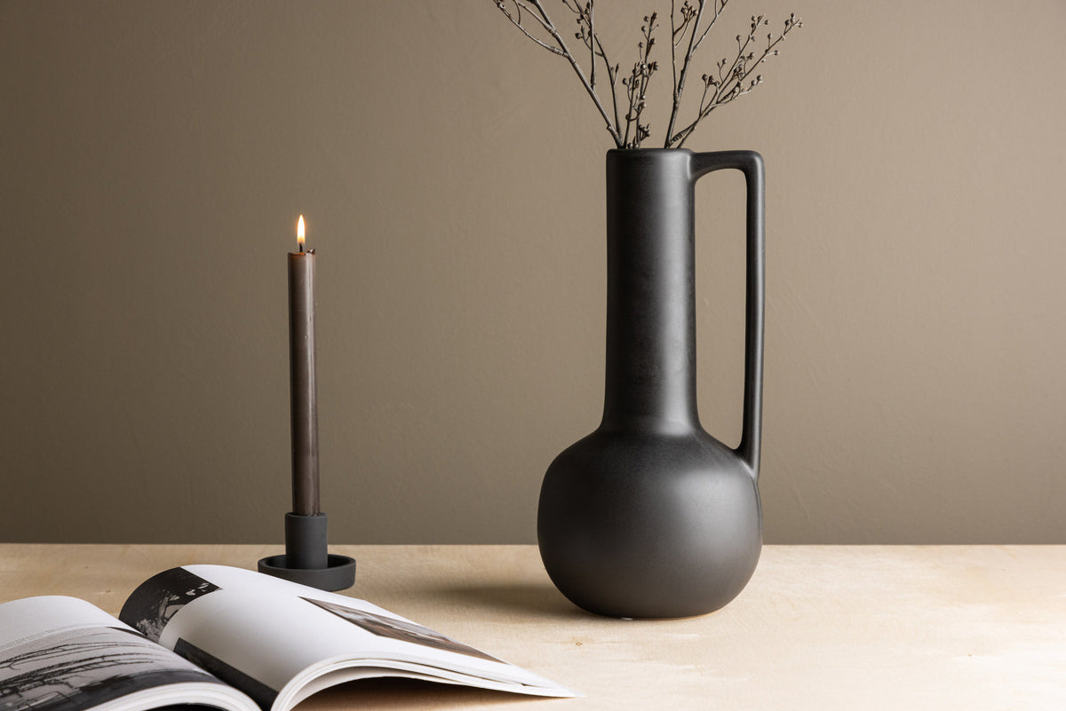 Allis Vase in Schwarz präsentiert im Onlineshop von KAQTU Design AG. Vase ist von Venture Home