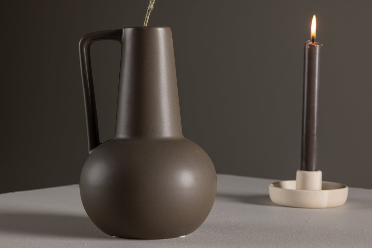 Zylindrische Vase aus Steinzeug in Beige und Schwarz mit seitlichem Griff, matte Oberfläche, Höhe 22 cm, Durchmesser 10 cm.