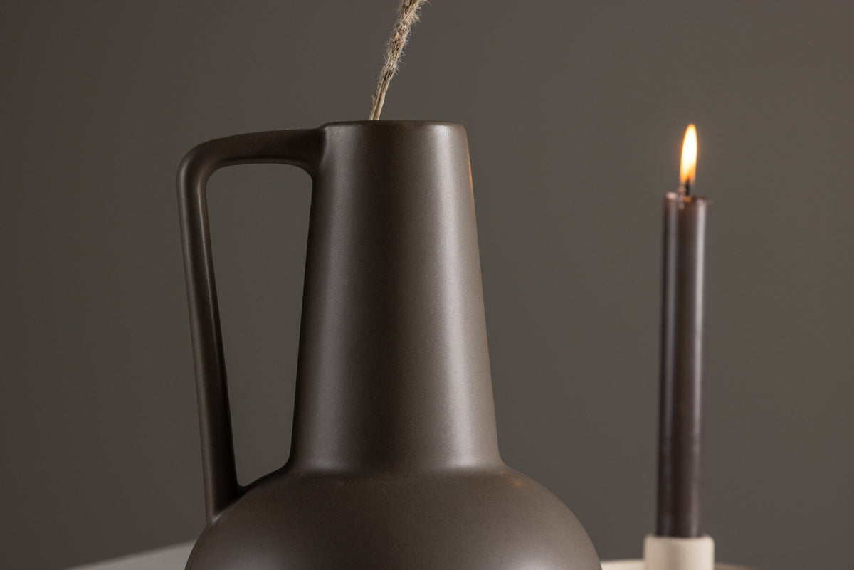 Zylindrische Vase aus Steinzeug in Beige und Schwarz mit seitlichem Griff, matte Oberfläche, Höhe 22 cm, Durchmesser 10 cm.