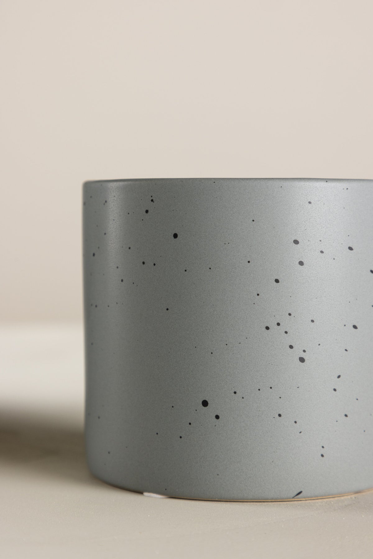 Schwarz-dunkelgraue Vase Sane aus Steinzeug mit gepunktetem Muster, rundlicher Form, Durchmesser 11 cm und Höhe 10 cm.