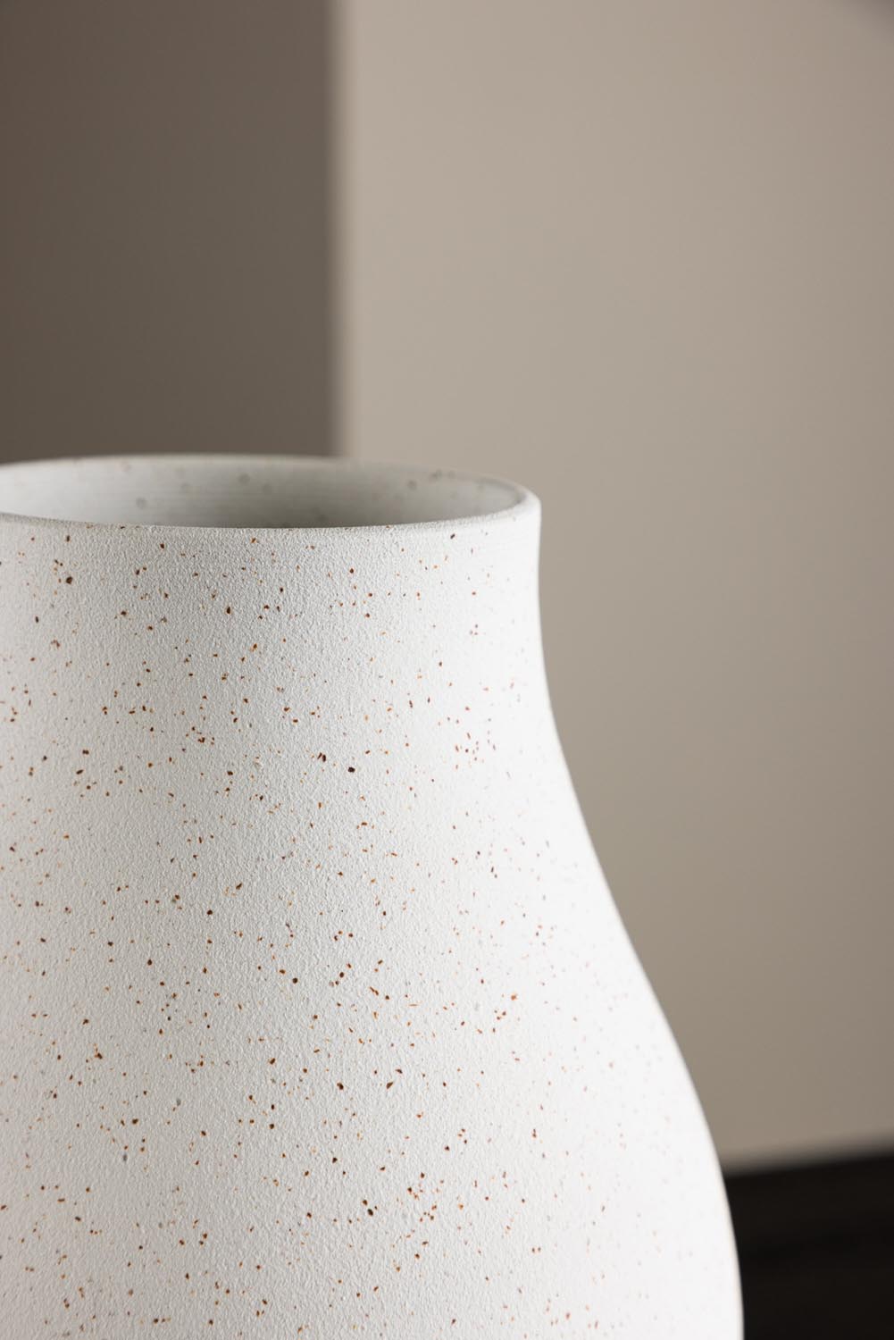 Rellis Vase in Weiss präsentiert im Onlineshop von KAQTU Design AG. Vase ist von Venture Home