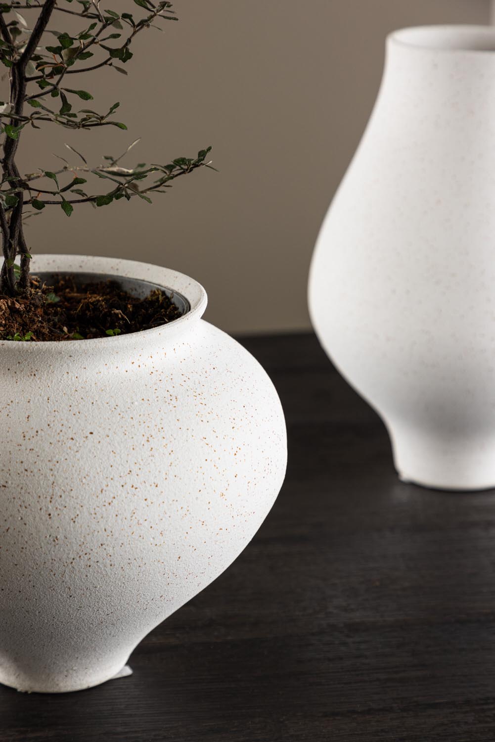 Rellis Vase in Schwarz-Weiss präsentiert im Onlineshop von KAQTU Design AG. Vase ist von Venture Home