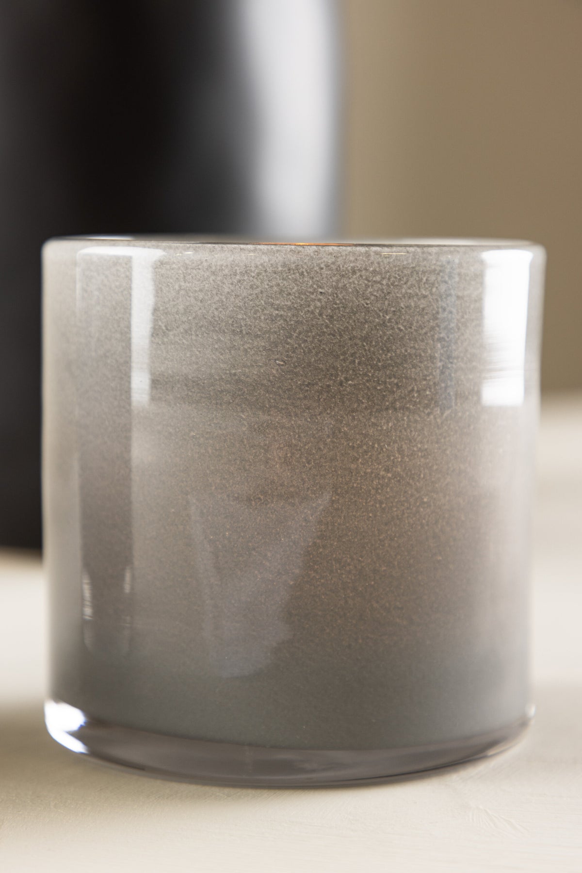Weisser runder Teelichthalter Glora aus Glas, Durchmesser 8 cm, Höhe 8 cm, schlichte, transparente Oberfläche mit dünner Wandstärke.