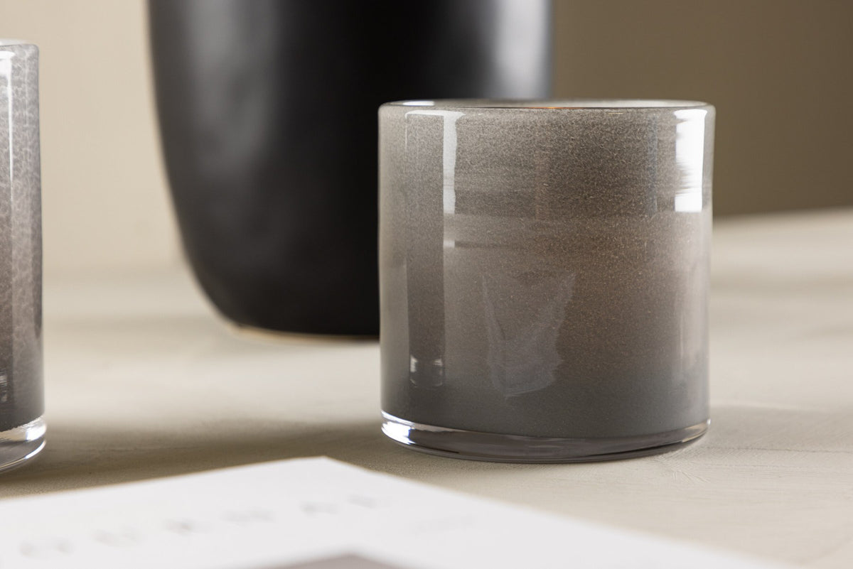 Weisser runder Teelichthalter Glora aus Glas, Durchmesser 8 cm, Höhe 8 cm, schlichte, transparente Oberfläche mit dünner Wandstärke.