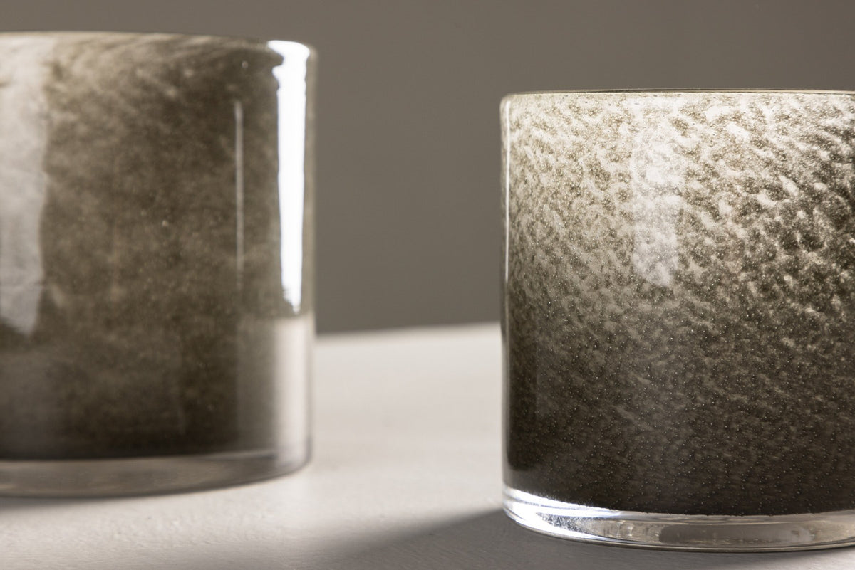 Weisser runder Teelichthalter Glora aus Glas, Durchmesser 8 cm, Höhe 8 cm, schlichte, transparente Oberfläche mit dünner Wandstärke.