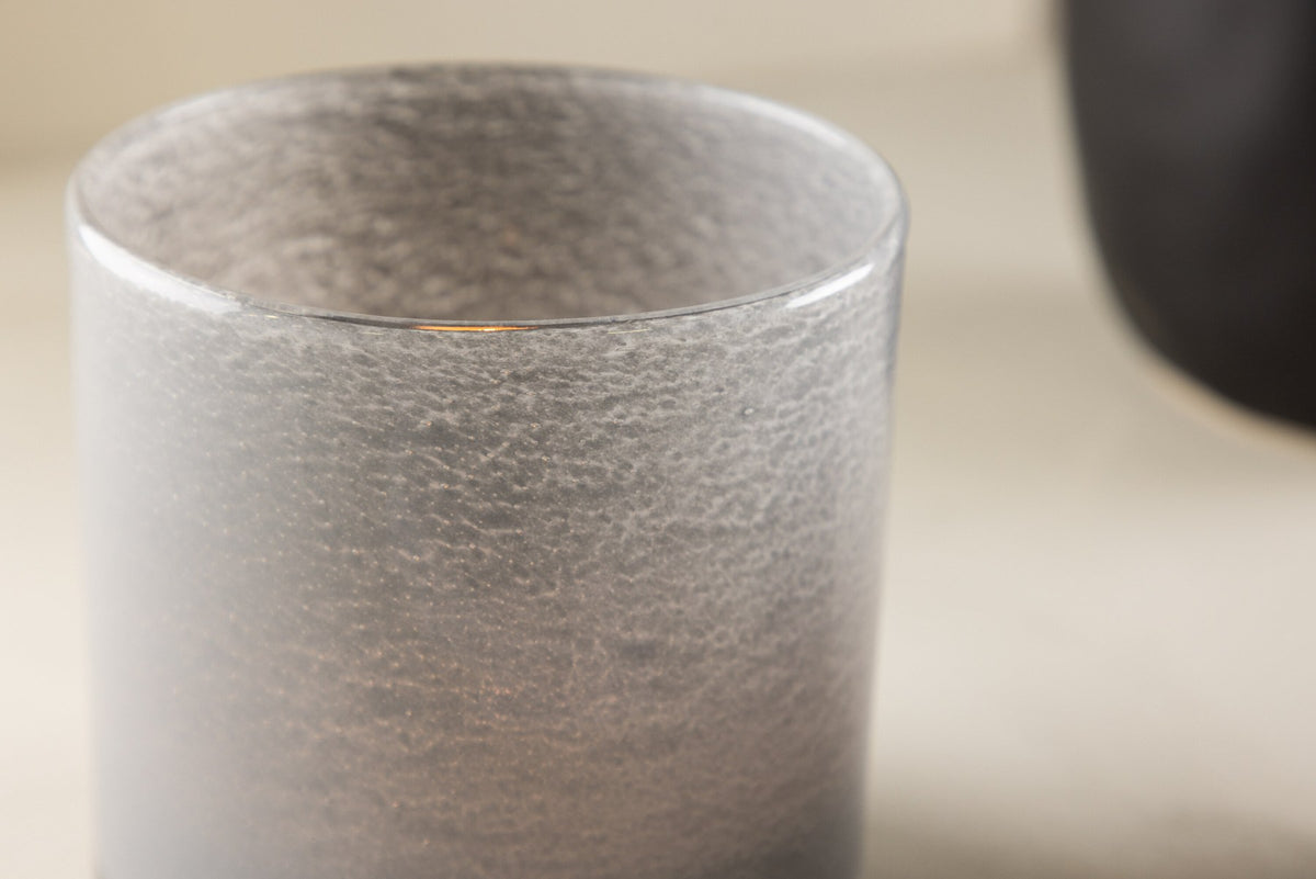 Weisser runder Teelichthalter Glora aus Glas, Durchmesser 8 cm, Höhe 8 cm, schlichte, transparente Oberfläche mit dünner Wandstärke.