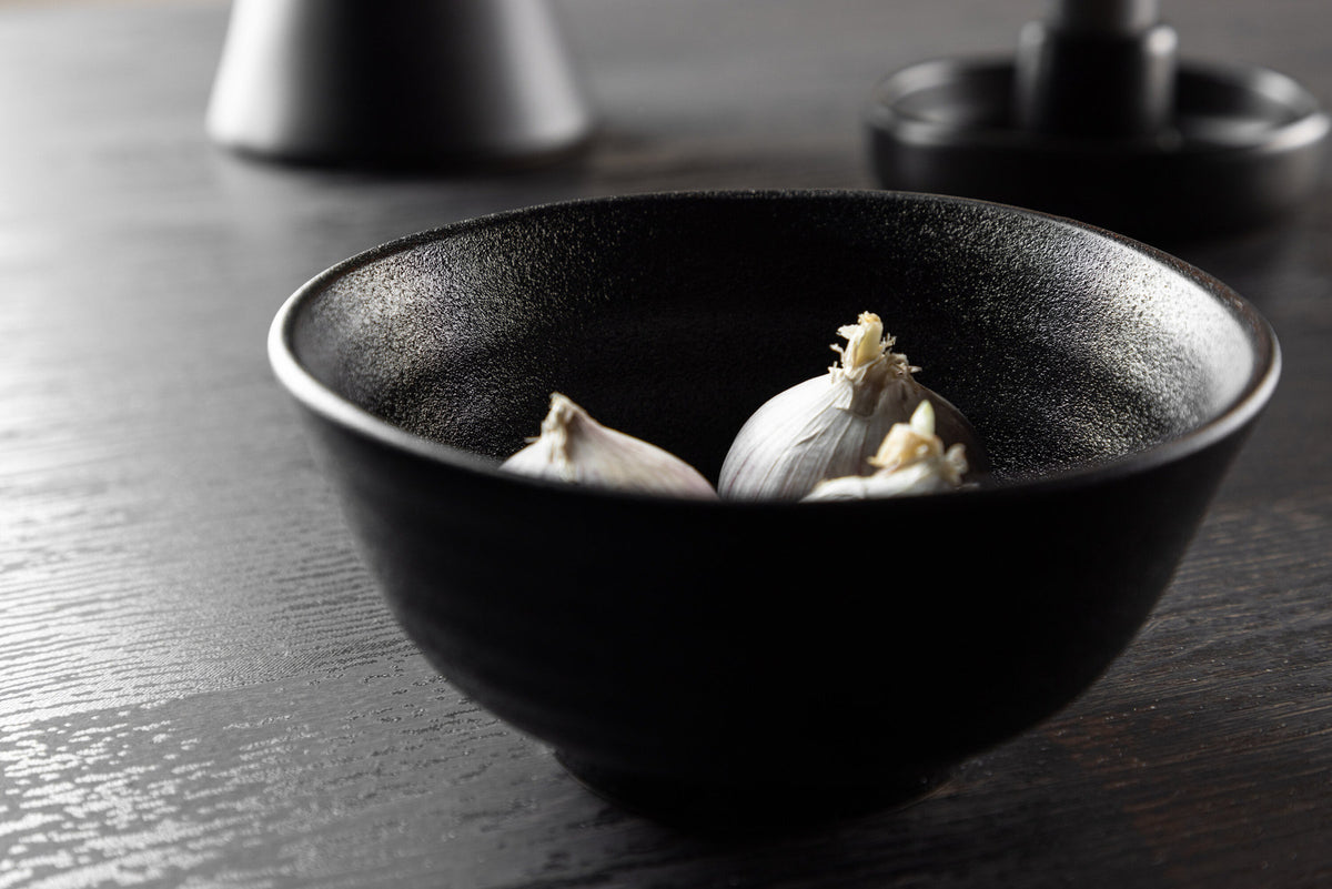 Wabi Sabi Bowl in Schwarz präsentiert im Onlineshop von KAQTU Design AG. Schale ist von Venture Home