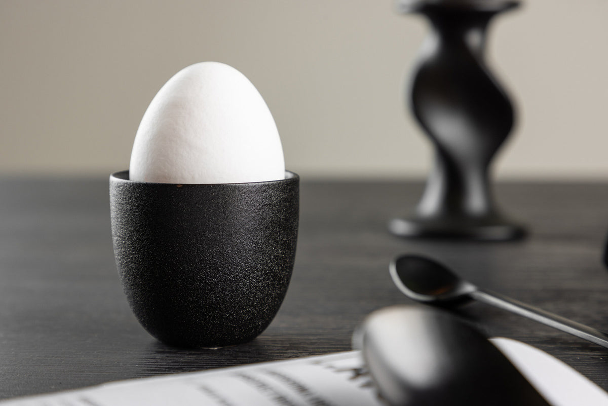 Wabi Sabi Eierbecher in Schwarz präsentiert im Onlineshop von KAQTU Design AG. Eierbecher ist von Venture Home