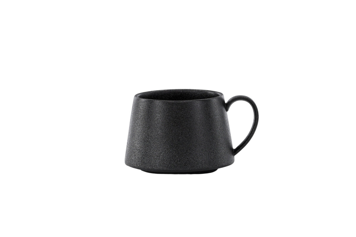 Wabi Sabi Kaffeetasse in Schwarz präsentiert im Onlineshop von KAQTU Design AG. Kaffeetassen ist von Venture Home