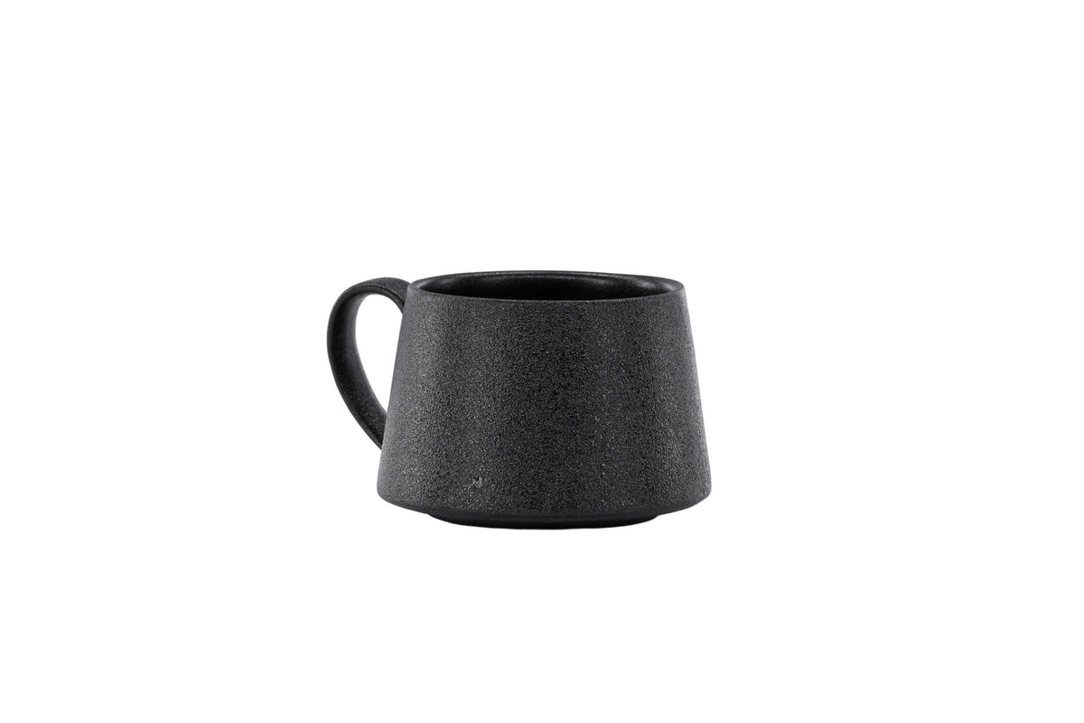 Wabi Sabi Kaffeetasse in Schwarz präsentiert im Onlineshop von KAQTU Design AG. Kaffeetassen ist von Venture Home