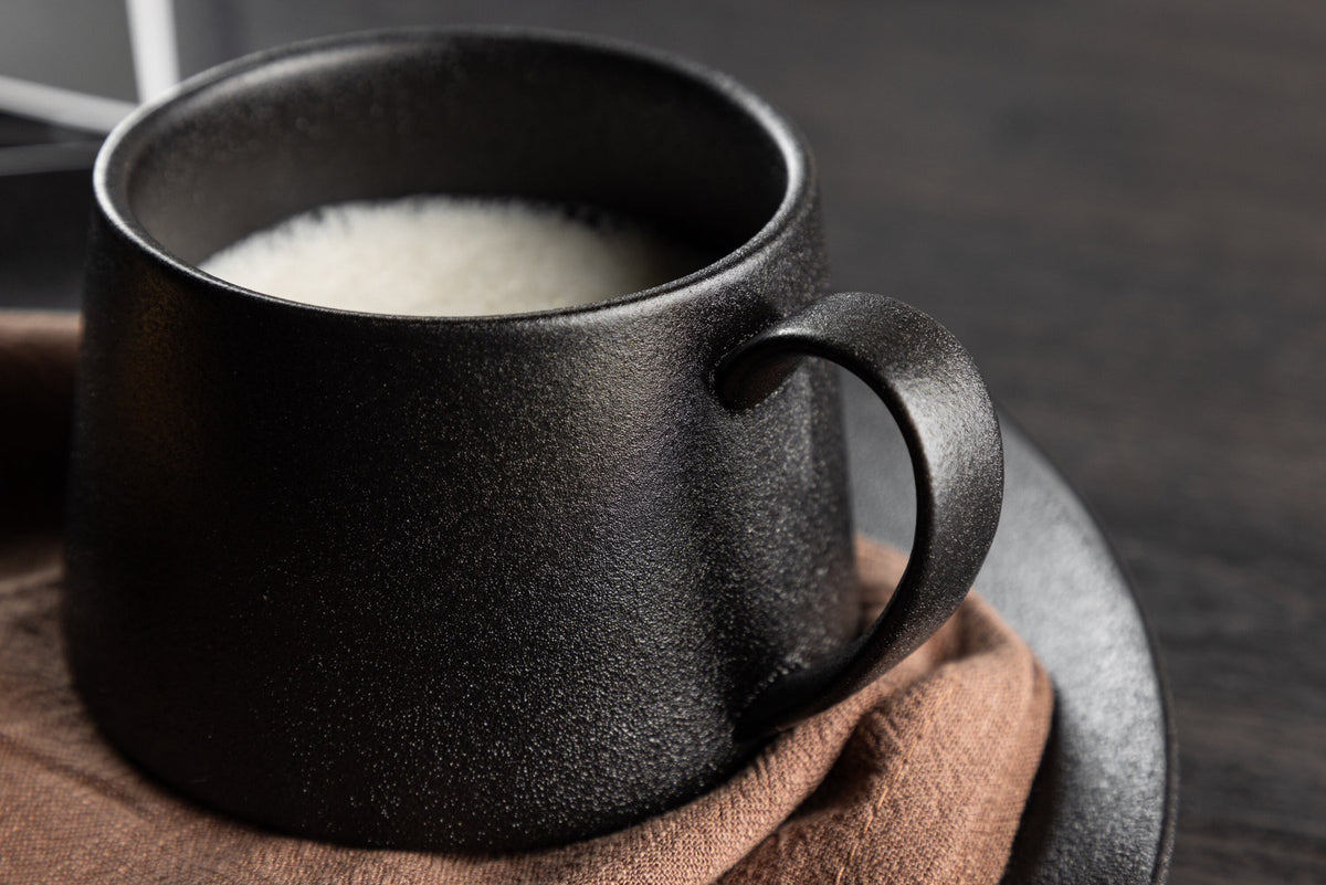 Wabi Sabi Kaffeetasse in Schwarz präsentiert im Onlineshop von KAQTU Design AG. Kaffeetassen ist von Venture Home