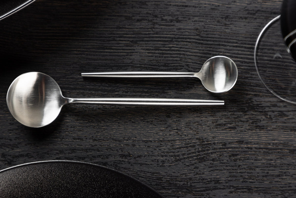 Active Dining Geschirr Set 24 Stk. von Venture Home in Silber aus Stahl: Gabel, Messer, Löffel und Teelöffel, schlichte Form.
