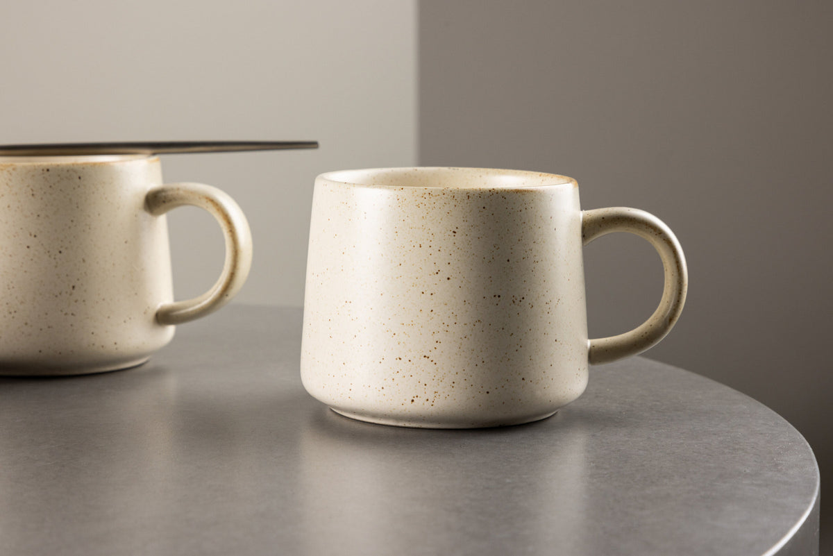 Active Tea cup in Beige/Schwarz präsentiert im Onlineshop von KAQTU Design AG. Tasse ist von Venture Home