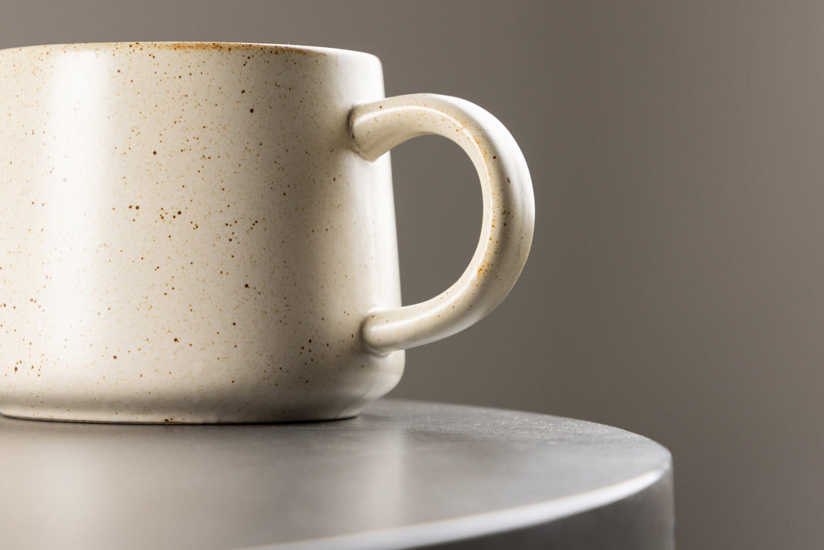 Active Tea cup in Beige/Schwarz präsentiert im Onlineshop von KAQTU Design AG. Tasse ist von Venture Home