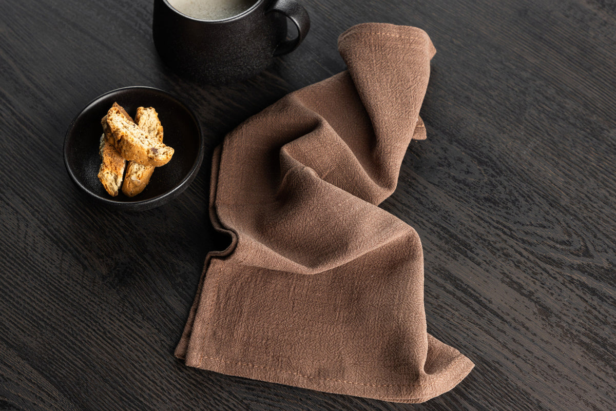Bloria Serviette in Dunkelbraun präsentiert im Onlineshop von KAQTU Design AG. Servietten ist von Venture Home