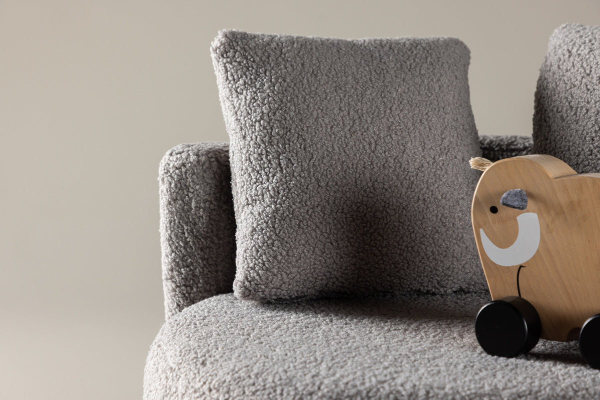 Kelso Kids Sofa in Grau präsentiert im Onlineshop von KAQTU Design AG. Sofa ist von Venture Home