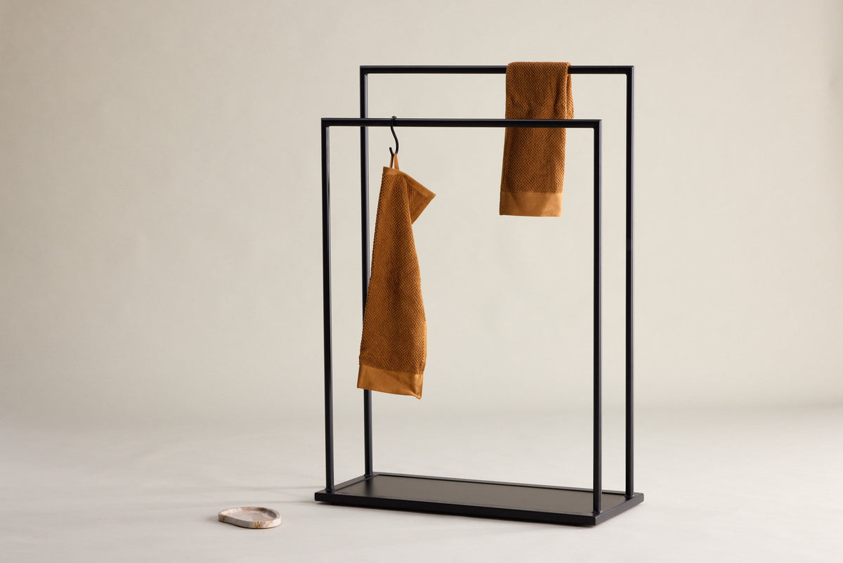 Alva Kleiderbügel in Schwarz präsentiert im Onlineshop von KAQTU Design AG. Kleiderständer ist von Venture Home