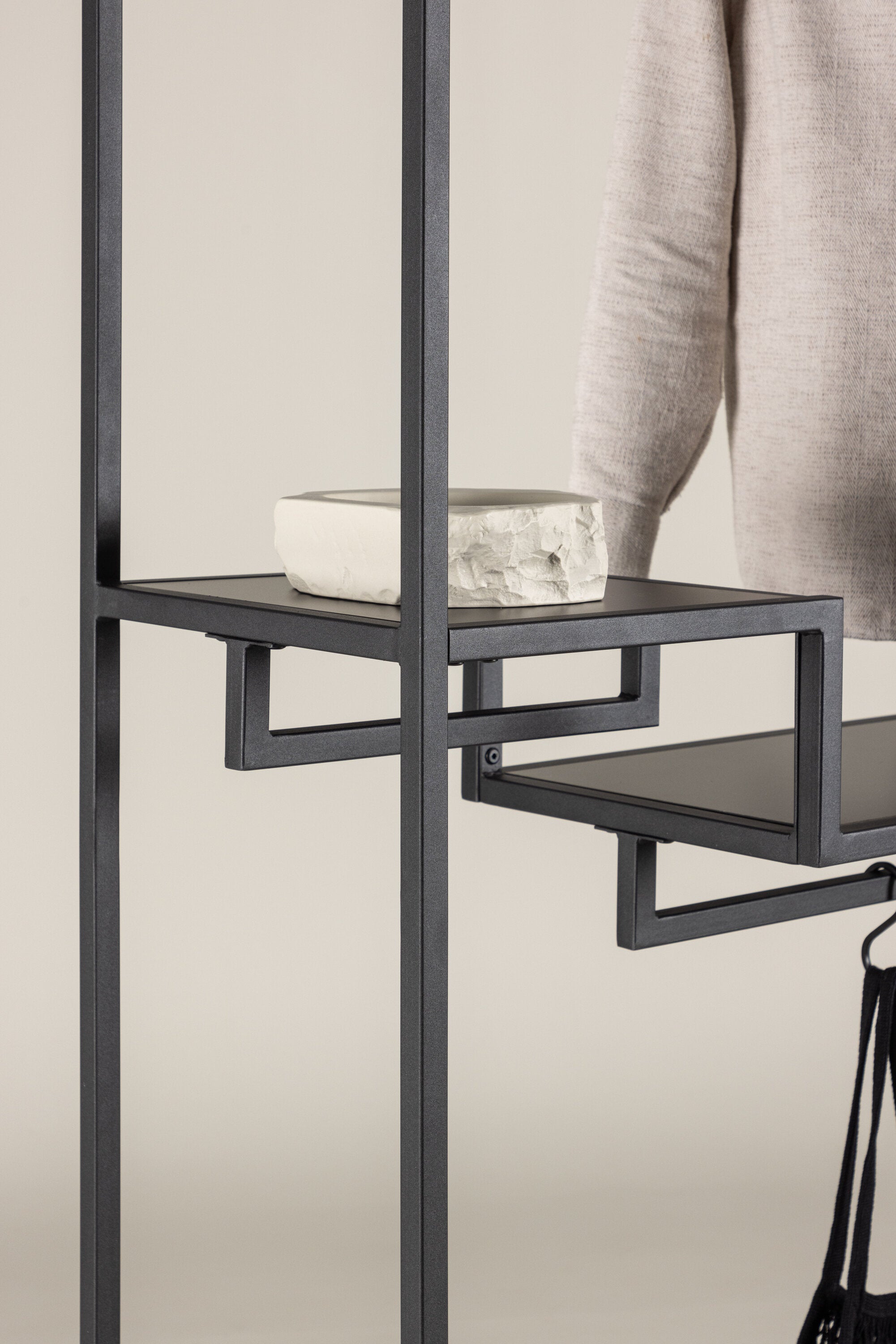 Staal Hänger in Schwarz präsentiert im Onlineshop von KAQTU Design AG. Garderobe ist von Venture Home