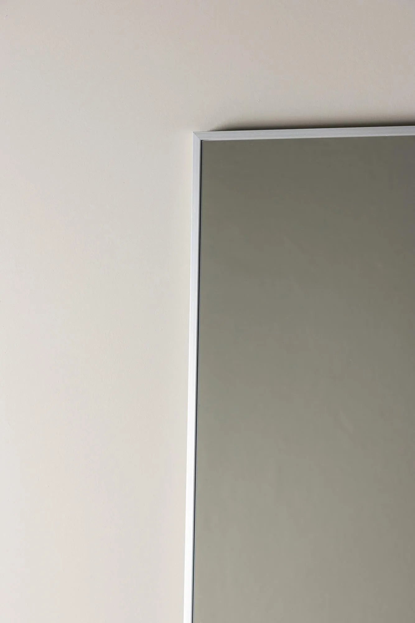 Der Dalton Spiegel von Venture Home: Eleganz und Funktionalität vereint in einem stilvollen, silbernen Design für jeden Raum.