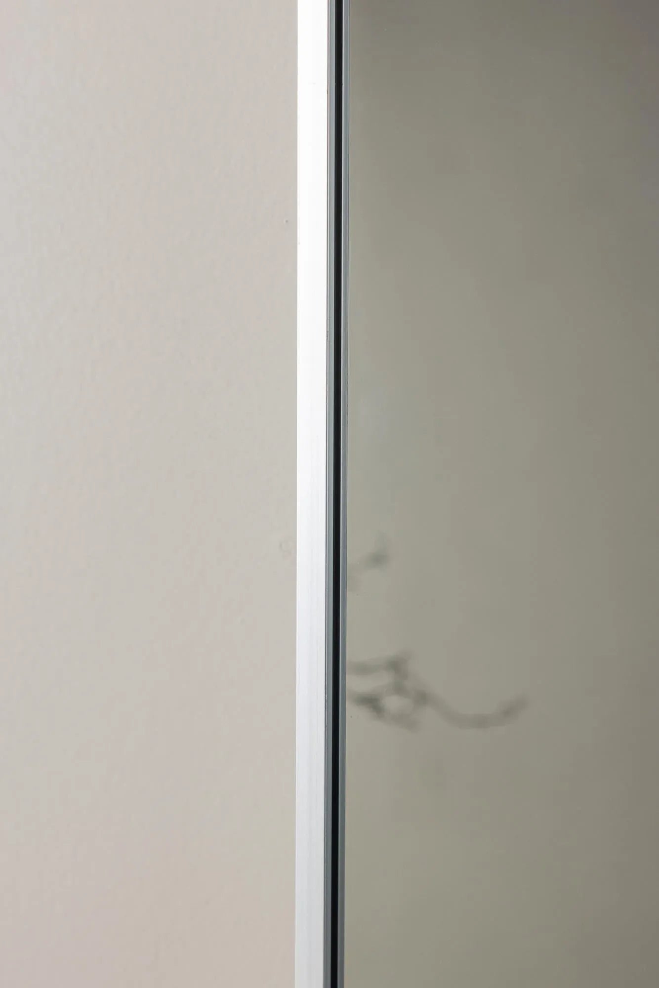 Der Dalton Spiegel von Venture Home: Eleganz und Funktionalität vereint in einem stilvollen, silbernen Design für jeden Raum.