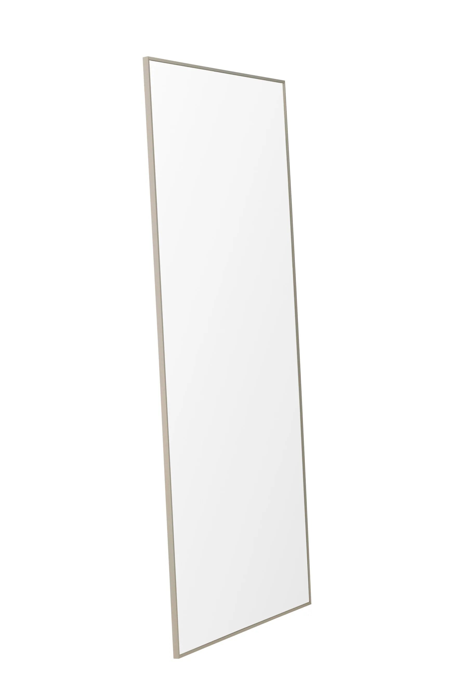 Eleganter Spiegel mit klarem Glas, modernem Design und zeitloser Ästhetik für stilvolle Raumvergrößerung.