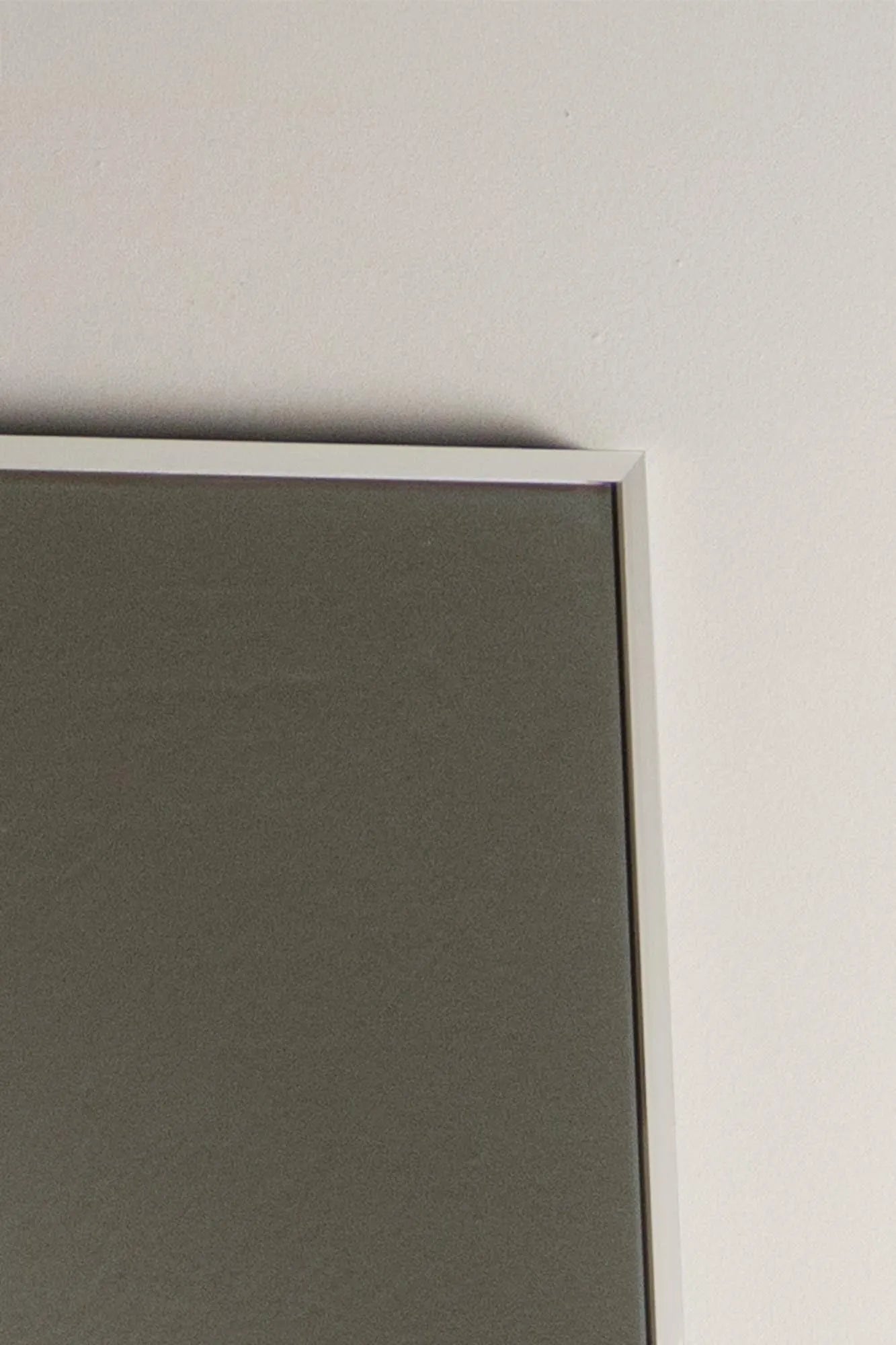 Eleganter Spiegel mit klarem Glas, modernem Design und zeitloser Ästhetik für stilvolle Raumvergrößerung.