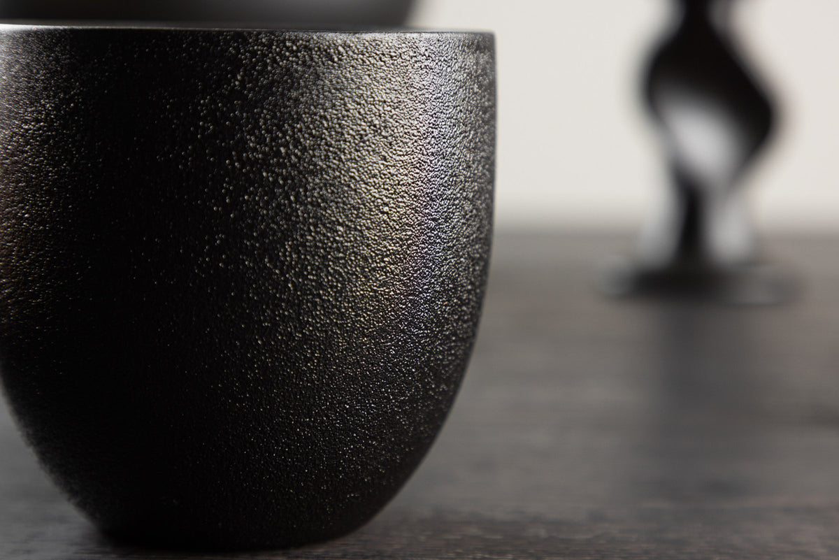 Wabi Sabi Kaffeetasse in Schwarz präsentiert im Onlineshop von KAQTU Design AG. Kaffeetassen ist von Venture Home