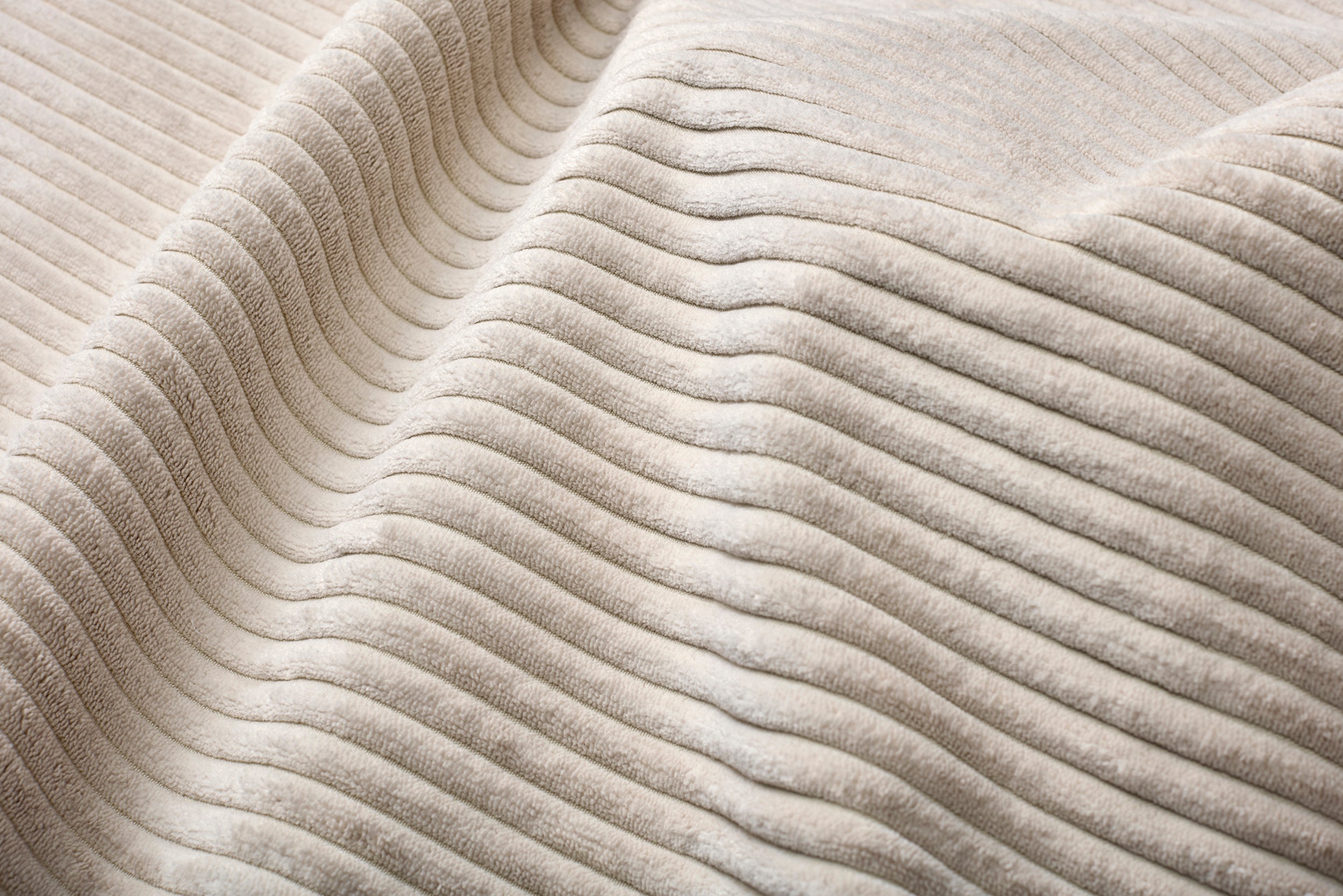 CozyPad Schlafsofa Grand mit Armlehnen in 594 Corduroy Ivory präsentiert im Onlineshop von KAQTU Design AG. Bettsofa ist von Innovation Living