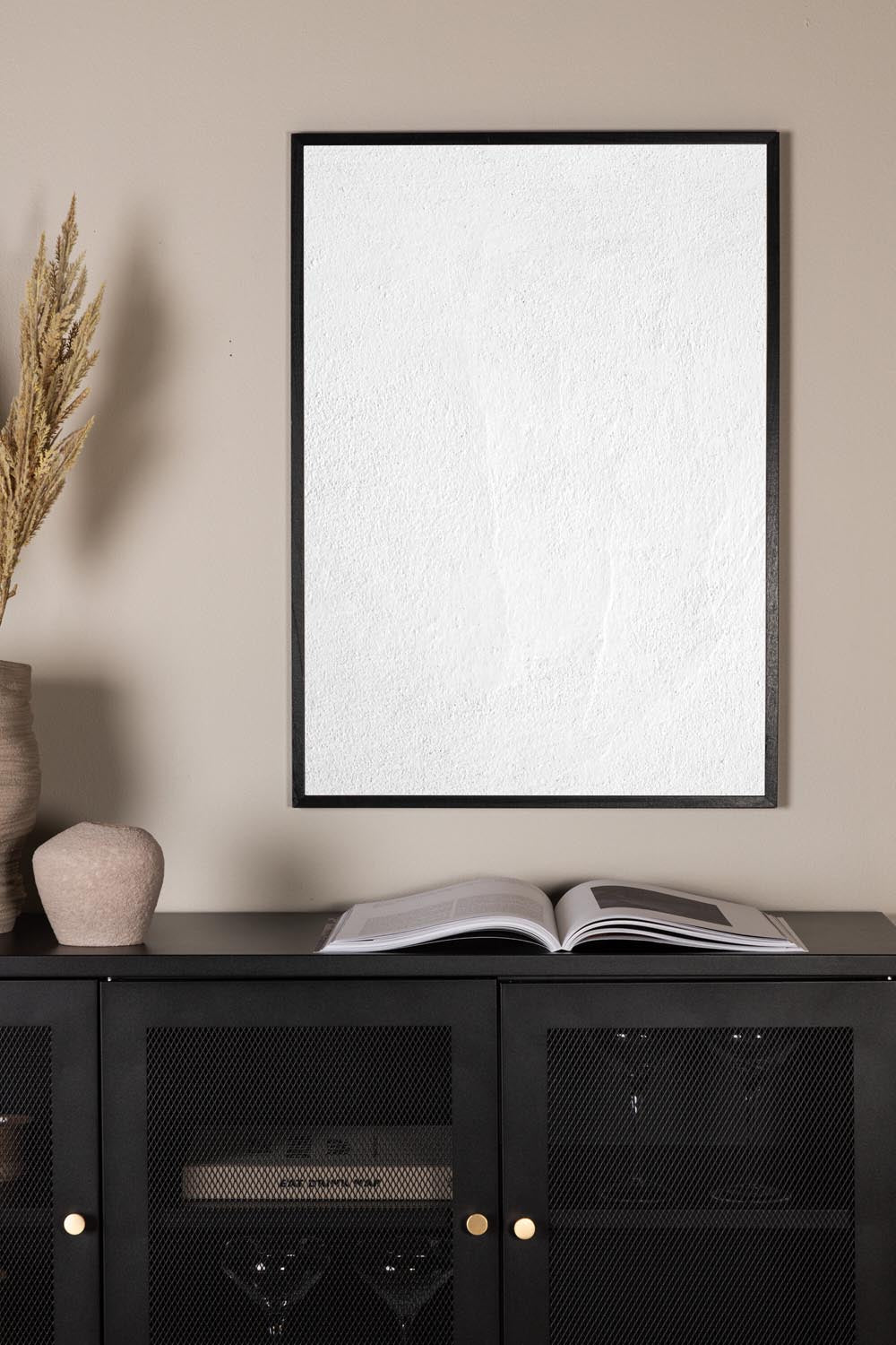 White reveted Poster in Weiss präsentiert im Onlineshop von KAQTU Design AG. Bild ist von Venture Home