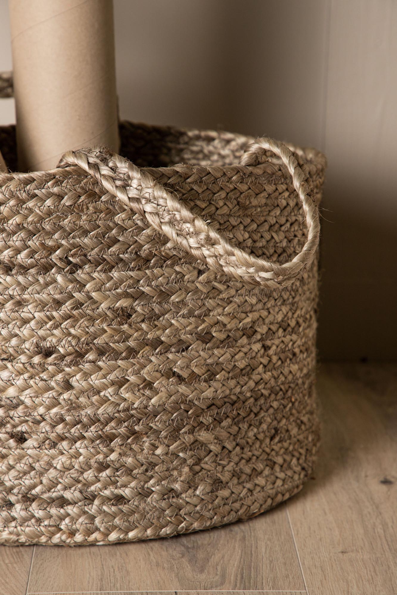Stilvoller Bhopal Korb aus Jute von Venture Home – ideal für Ordnung und ein rustikales Wohnambiente.