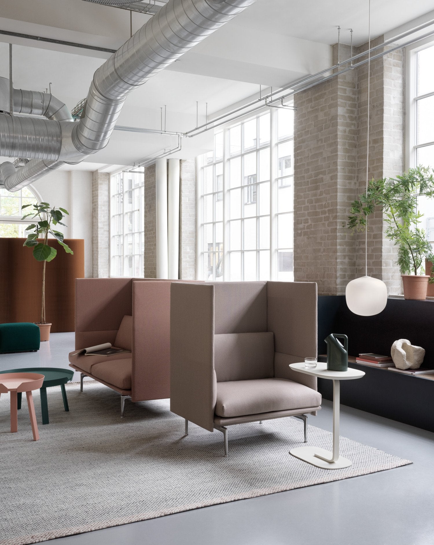 Around Coffee Table in Rosé präsentiert im Onlineshop von KAQTU Design AG. Beistelltisch ist von Muuto
