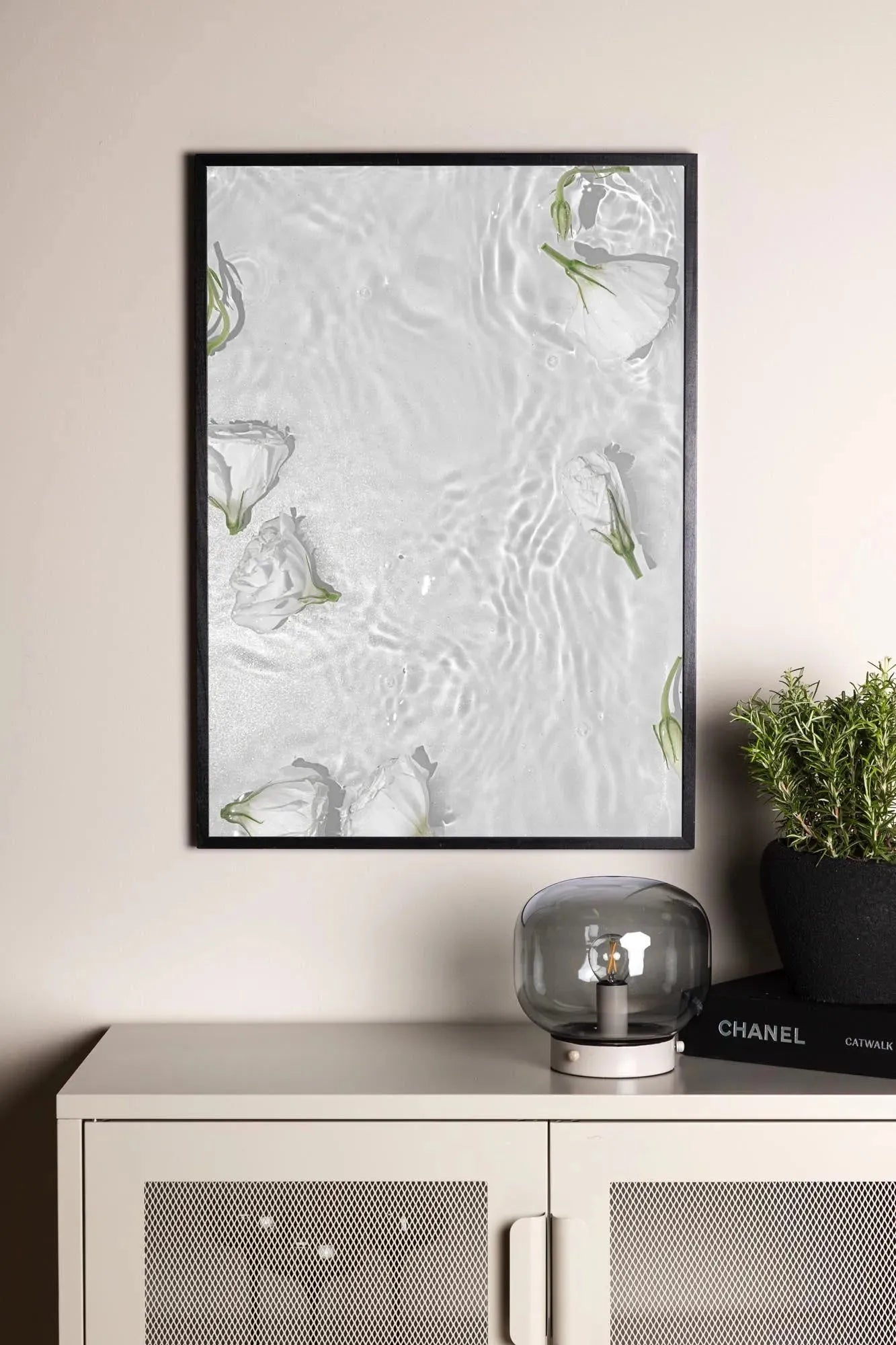 Elegantes White Roses Poster von Venture Home: Zeitlose weiße Rosen auf hochwertigem Papier, ideal für stilvolle Wandgestaltung.