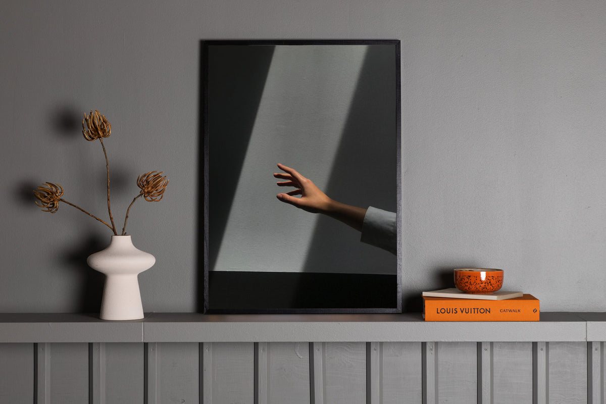 Reaching Hand Poster in Grau präsentiert im Onlineshop von KAQTU Design AG. Bild ist von Venture Home
