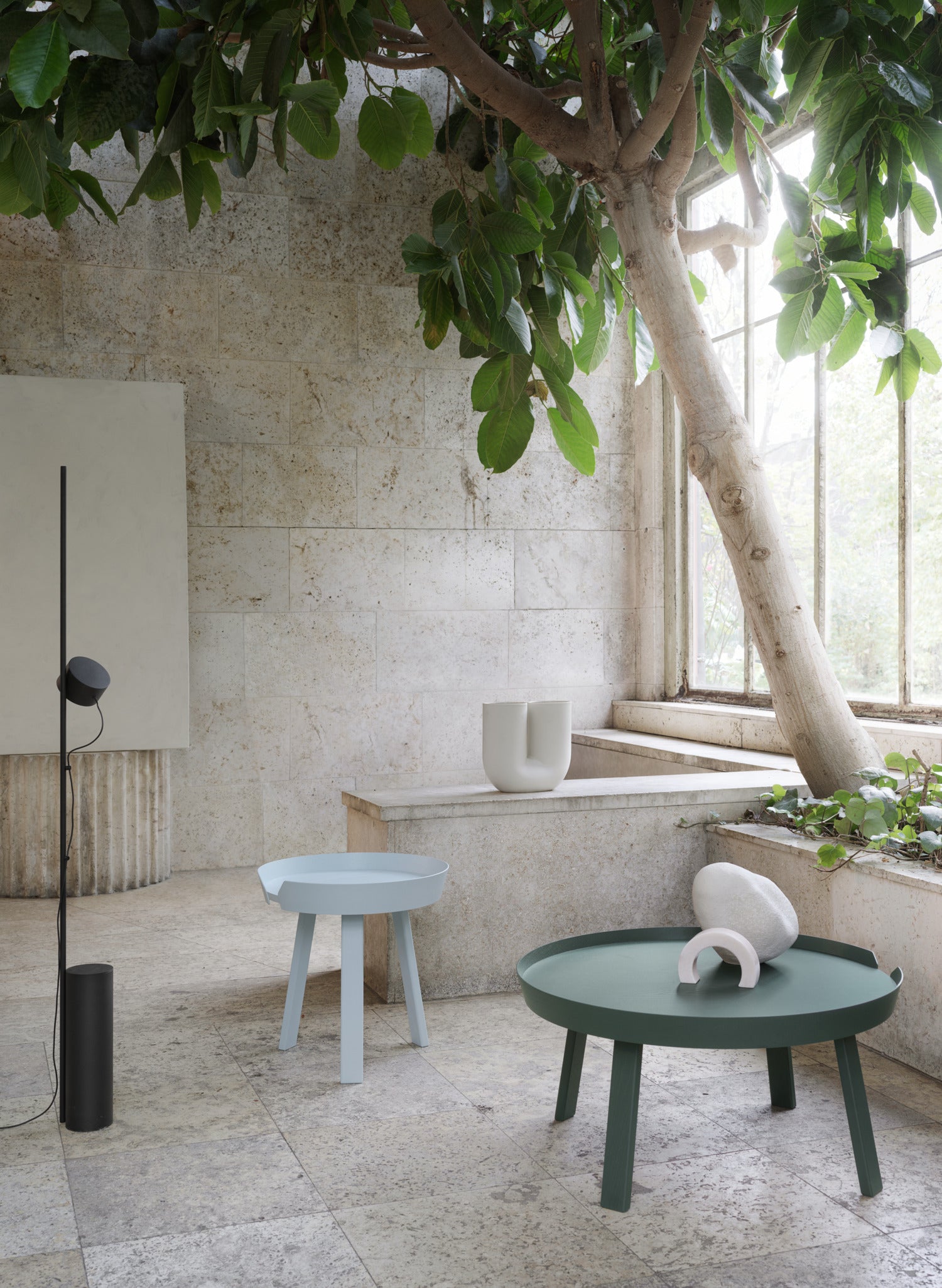 Around Coffee Table in Hellblau präsentiert im Onlineshop von KAQTU Design AG. Beistelltisch ist von Muuto
