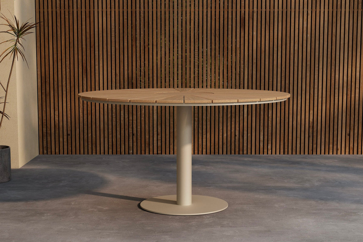 Croft Gartentisch in Beige präsentiert im Onlineshop von KAQTU Design AG. Gartentisch ist von Venture Home