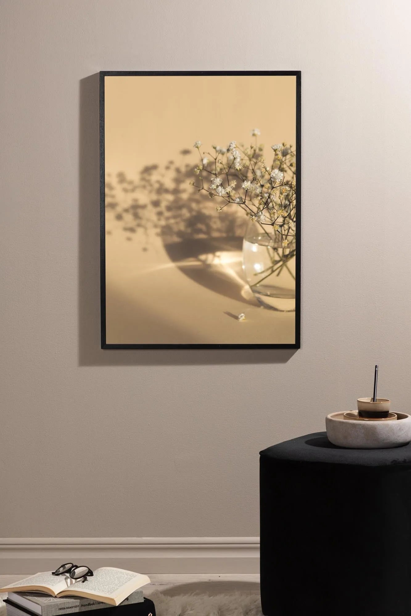 White Flowers Poster: Stilvolle Wanddekoration von Venture Home.