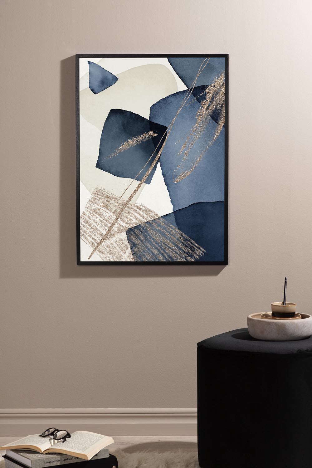 Blue Swirl Poster in Beige präsentiert im Onlineshop von KAQTU Design AG. Bild ist von Venture Home