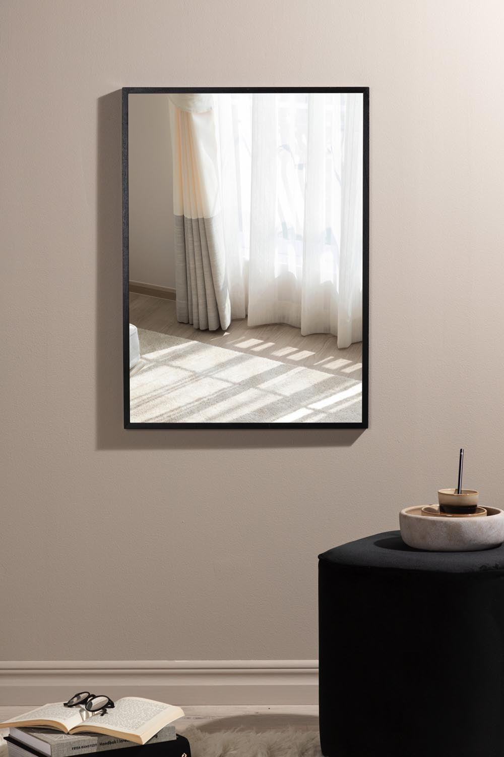 Vorhang Poster in Beige präsentiert im Onlineshop von KAQTU Design AG. Bild ist von Venture Home