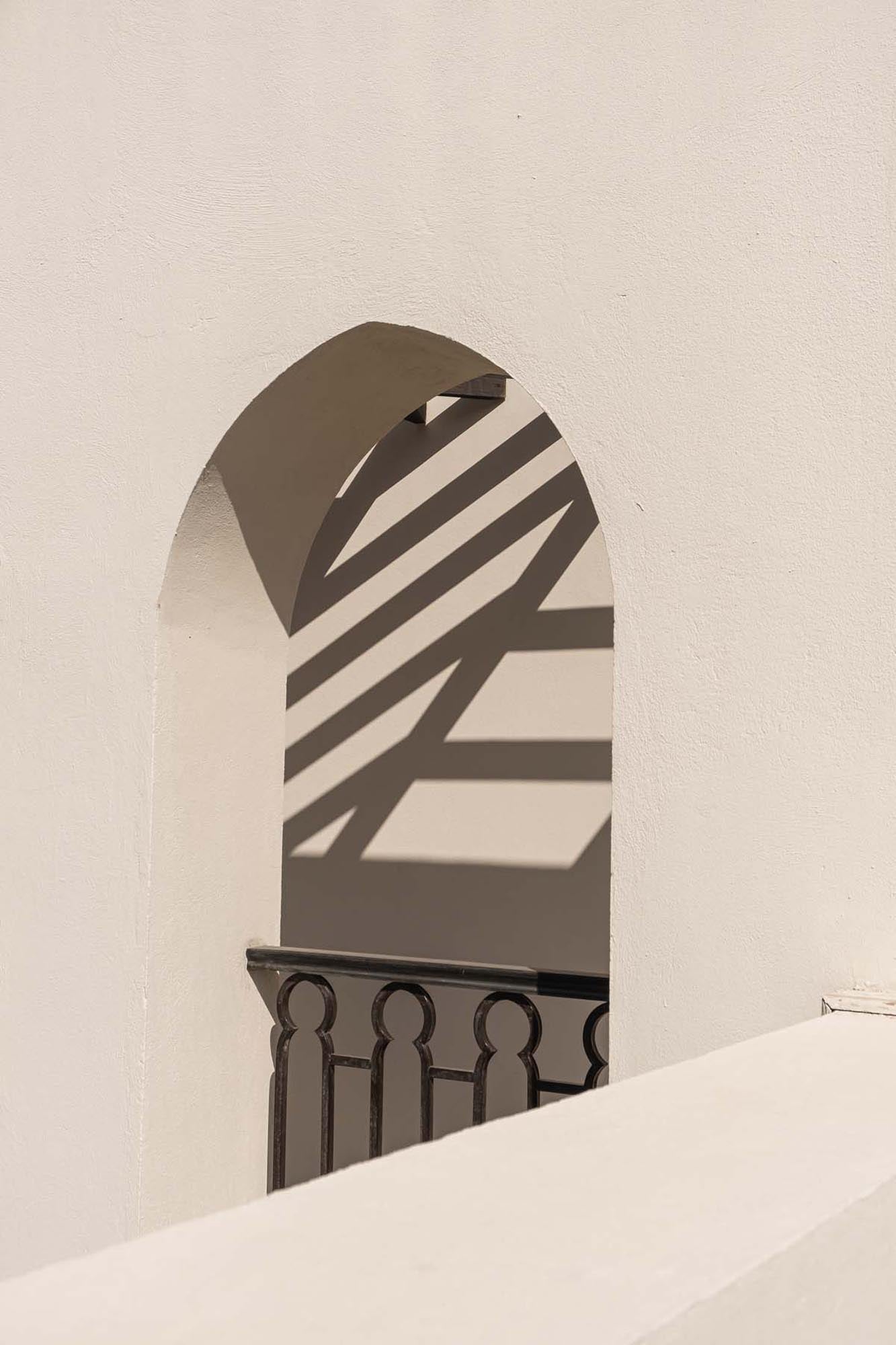 Balkon Poster in Weiss präsentiert im Onlineshop von KAQTU Design AG. Bild ist von Venture Home