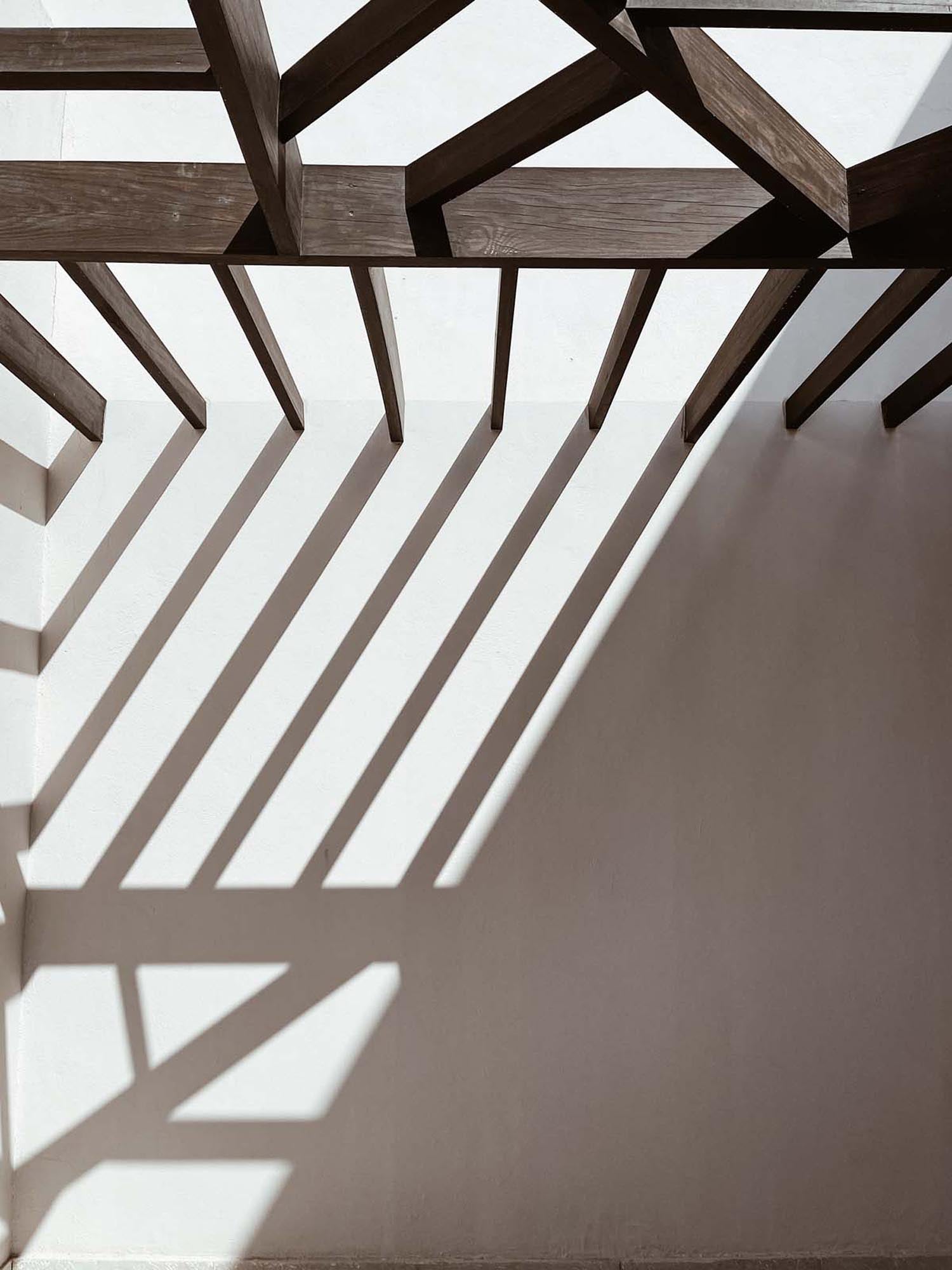 Roof Poster in Weiss präsentiert im Onlineshop von KAQTU Design AG. Bild ist von Venture Home