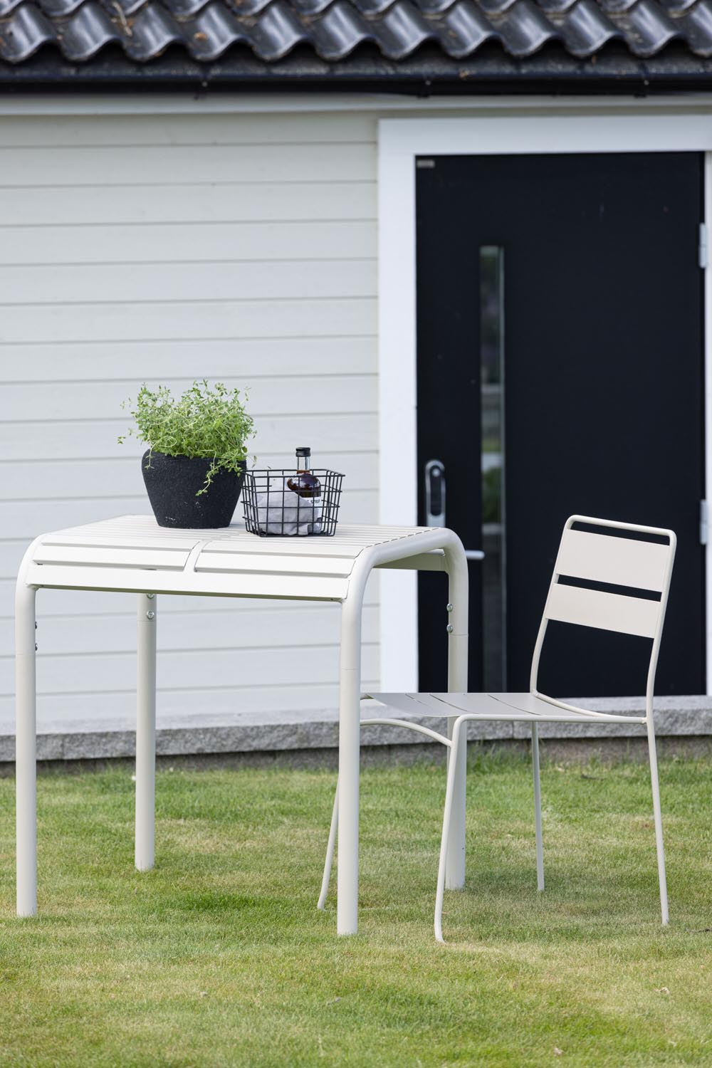 Borneo Beistelltisch in Beige präsentiert im Onlineshop von KAQTU Design AG. Beistelltisch Outdoor ist von Venture Home