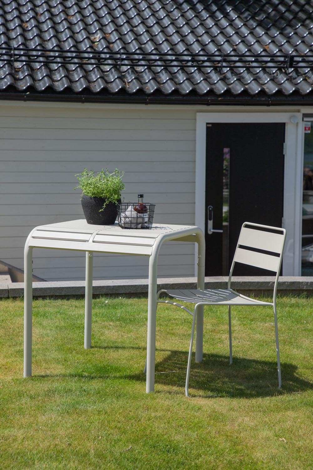 Borneo Beistelltisch in Beige präsentiert im Onlineshop von KAQTU Design AG. Beistelltisch Outdoor ist von Venture Home