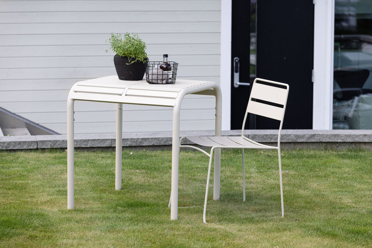 Borneo Beistelltisch in Beige präsentiert im Onlineshop von KAQTU Design AG. Beistelltisch Outdoor ist von Venture Home