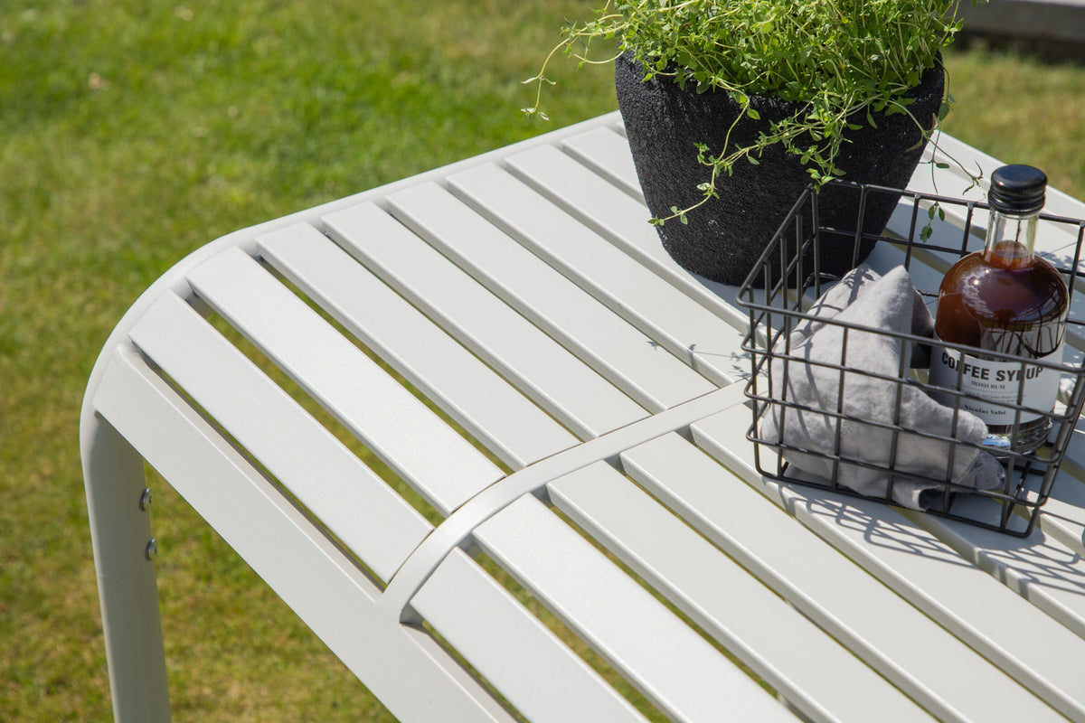 Borneo Beistelltisch in Beige präsentiert im Onlineshop von KAQTU Design AG. Beistelltisch Outdoor ist von Venture Home