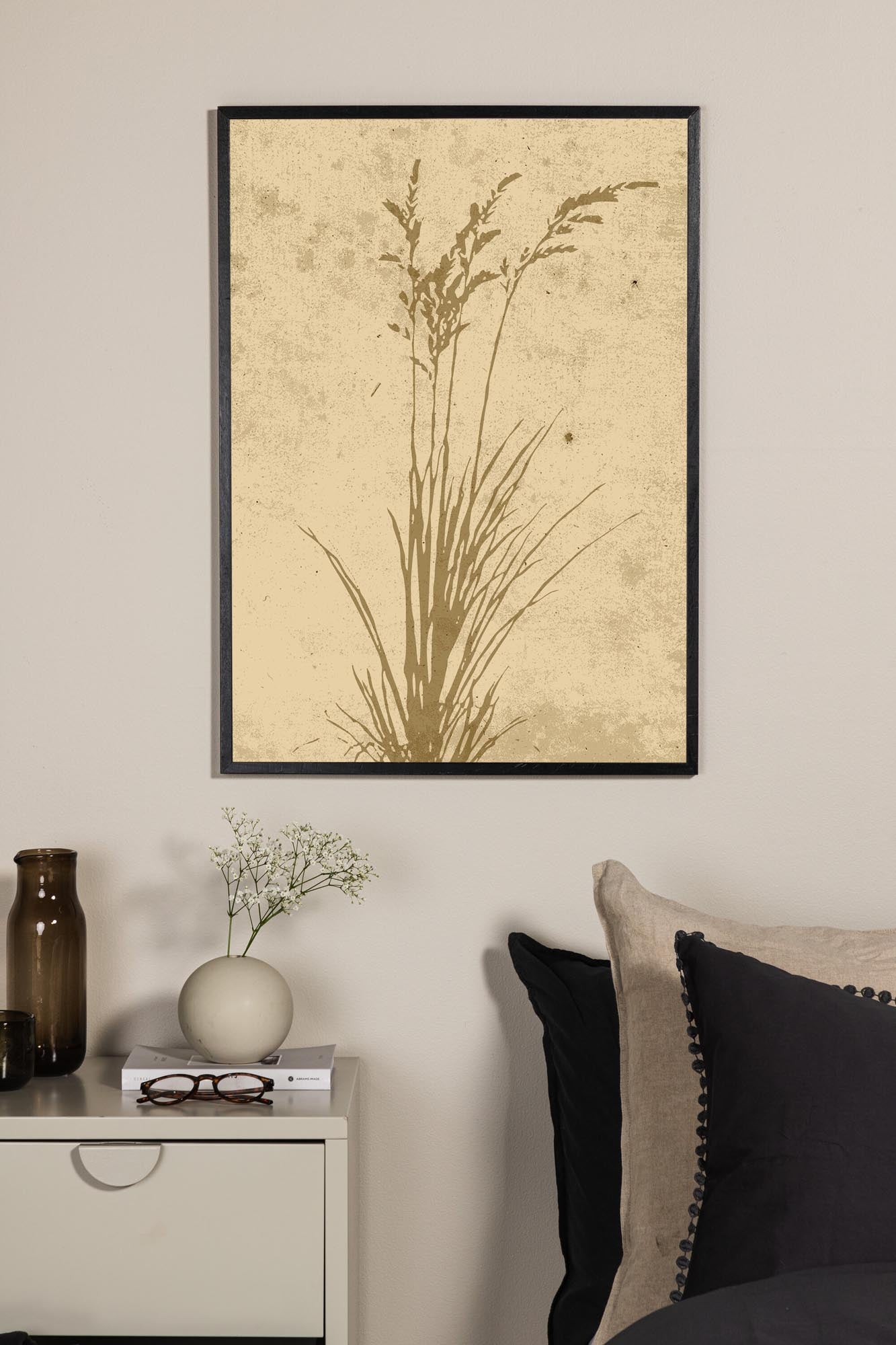 Entdecken Sie das Plant Art Poster von Venture Home: Ein stilvolles Kunstwerk, das mit sanften Farben und natürlicher Eleganz Ihr Zuhause bereichert.