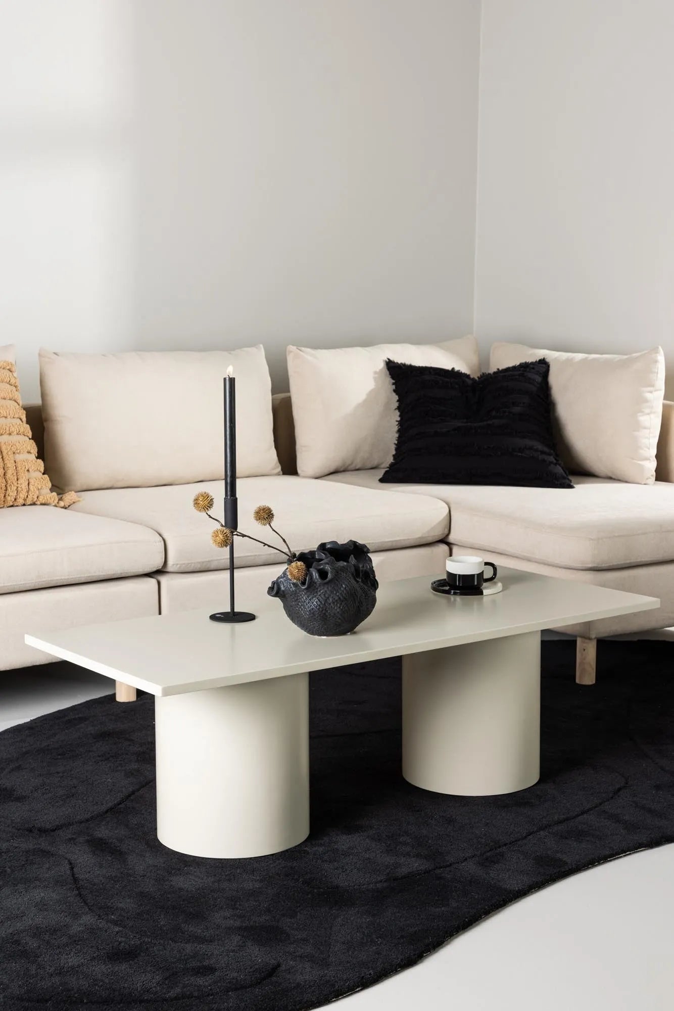 Moderner Sandvika Tisch von Venture Home für stilvolle Wohnräume.