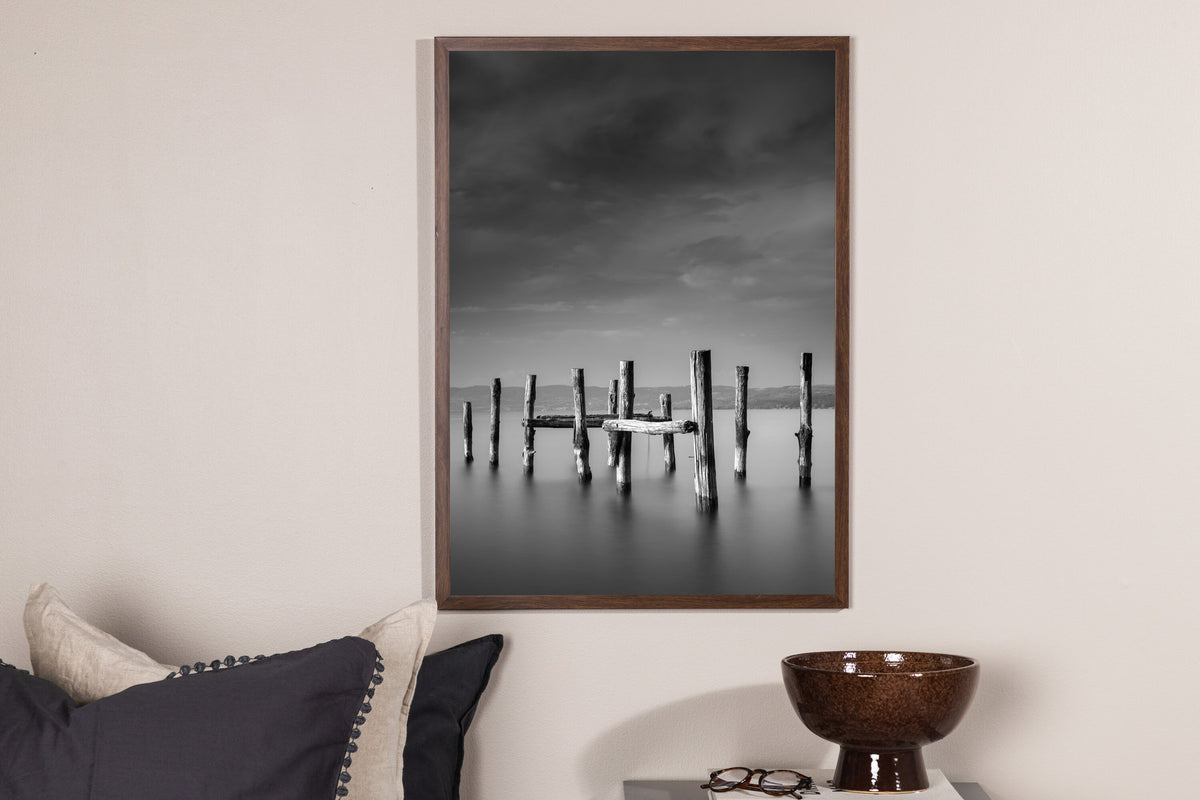 Ozean Poster in Grau präsentiert im Onlineshop von KAQTU Design AG. Bild ist von Venture Home